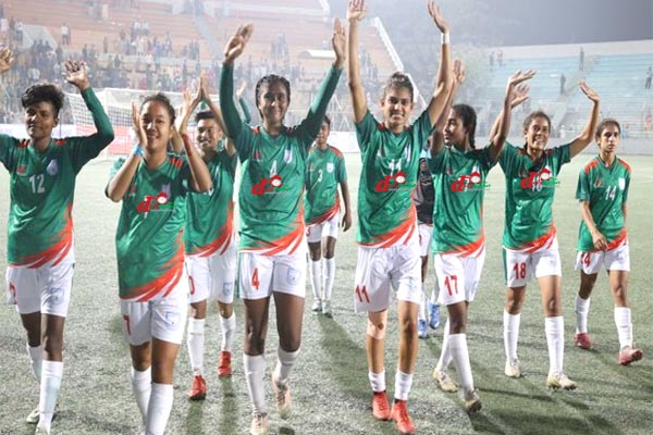 চ্যাম্পিয়ন অনুর্ধ ২০ নারী ফুটবলাররা