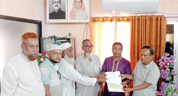 মনোনয়ন দাখিল করছেন রাজুক মিয়া