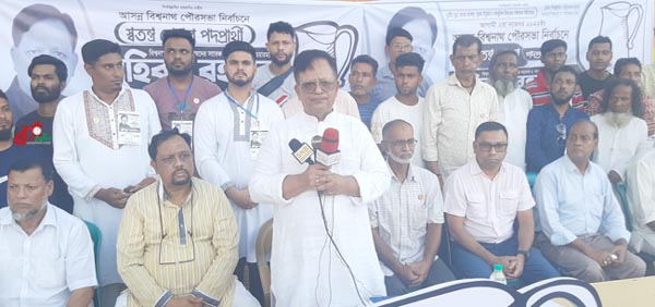 জানাইয়া মাঠে বক্তব্য দিচ্ছেন মেয়র প্রার্থী মুহিবুর রহমান