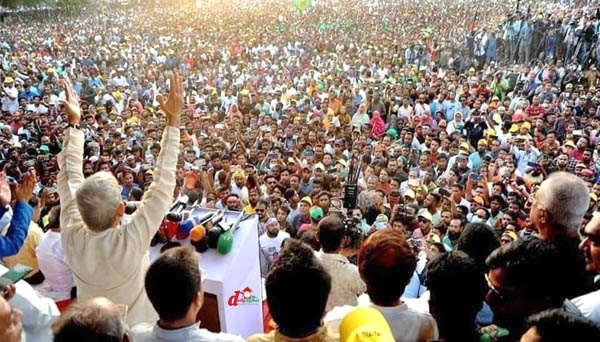 গণসমাবেশে প্রধান অতিথির বক্তব্য দিচ্ছেন মির্জা ফখরুল