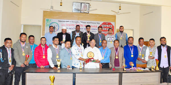 বিশ্বনাথে প্রথম মিডিয়া কাপের পুরস্কার বিতরণ করলছন মেয়র