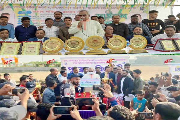 বিশ্বনাথের দৌলতপুরে ৯ম ক্রিকেটলীগে চ্যাম্পিয়ন দলকে পুরস্কার দিচ্ছেন অতিথিরা