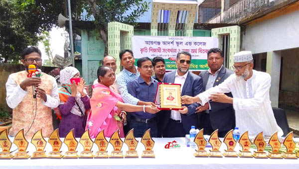 সম্মাননা ত্রেস্ট গ্রহণ করছেন ক্যামিকেল বিজ্ঞানী