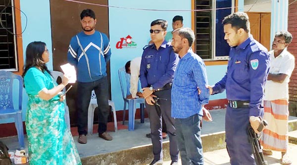 ভ্রাম্যমান আদালতের মাধ্যমে ভুয়া পশু ডাক্তরাকে জরিমিানা করছেন ইউএনও