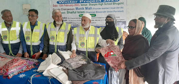 বিশ্বনাথে ইনসান এইড ইউকের শীতবস্ত্র বিতরণ করছেন অতিথিরা।