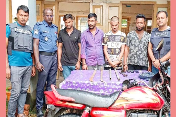 গ্রেপ্তার হওয়া ৪জন পুলিশের সাথে