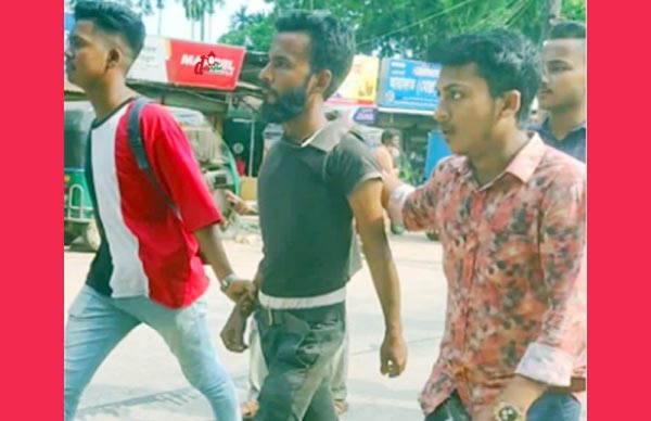 আটক করে যুবেককে নিয়ে যাচ্ছে ছাত্রলীগ কর্মীরা