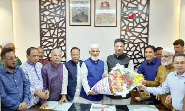 ফুল দিয়ে অভিনন্দন জানাচ্ছেন সিলেট জেলা পরিষদের নতুন চেয়ারম্যান নাসির খানকে