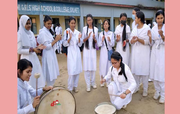 আনন্দ উপভোগ করছেন শিক্ষার্থীরা