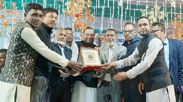 সম্মাননা ক্রেস্ট গ্রহণ করছেন পোস্ট মাউথ আ&rsquo;লীগের সহসভাপতি সমুজ আলী