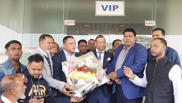 ভিআইপি লাউঞ্জে ফুল দিয়ে সম্মাননা গ্রহণ করছেন সুমজ আলী