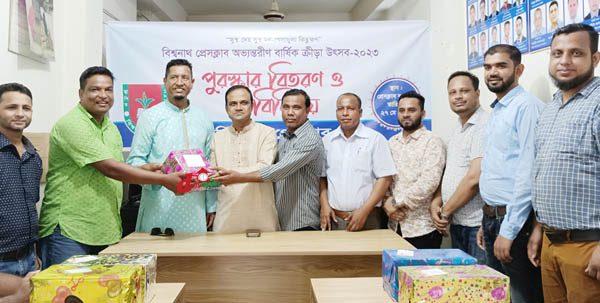 পুরস্কার বিতরণ করছেন অতিথিরা