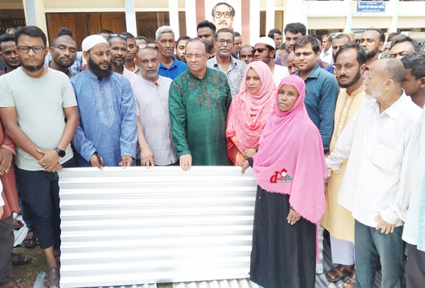 ঢেউটিন বিতরণ করছেন এমপিসহ অতিথিরা