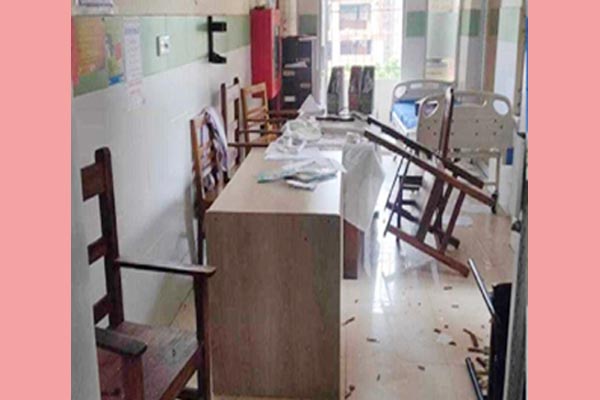 হাসপাতালের ভাংচুরকৃত জিনিসপত্র