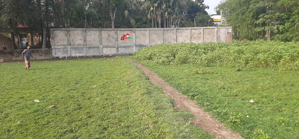 দেয়াল নির্মাণ করে রাস্তা বন্ধ করে দিয়েছেন প্রভাবশালী