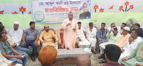 সাতপাড়ায় প্রবাসী উদ্যোগে মতবিনিময় সভায় বক্তব্য রাখচেন শফিক চৌধুরী