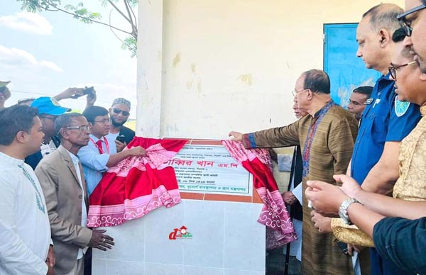 বিশ্বনাথের খাজাঞ্চী একাডেমী এন্ড উচ্চ বিদ্যালয়ে বন্যা আশ্রওয়কেন্দ্র&rsquo;র ভিত্তিপ্রস্তর স্থাপন করছেন এমপি মোকাব্বির খান