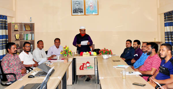 সংবাদ সম্মেলনে লিখিত বক্তব্য পাঠ করছেন ভারপ্রাপ্ত অধ্যক্ষ মানিক মিয়া