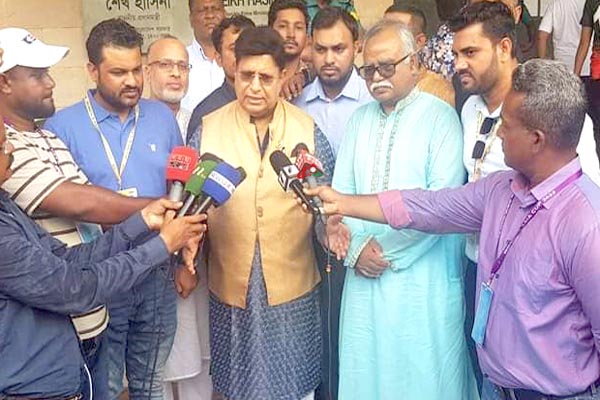 মিডিয়ায় বক্তব্য দিচ্ছেন ড. একে মোমনে