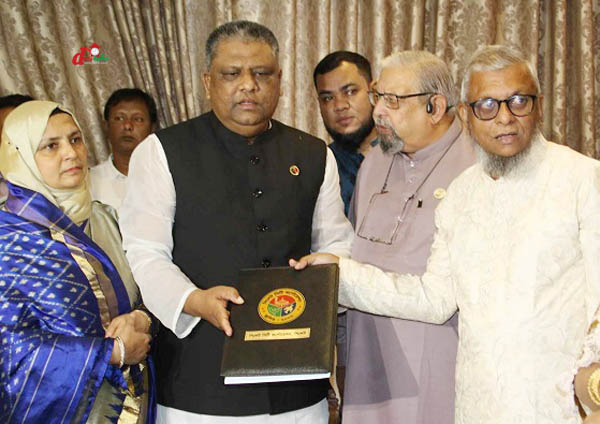 ছবি, আরিফুল হক এর কাছ থেকে দায়িত্ব গ্রহণ করছেন নতুন মেয়র আনোয়ারুজ্জামান চৌুধুরী