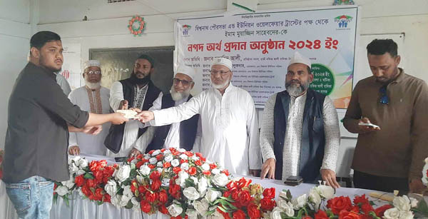 নগদ অর্থ-বিতরণ করছেন অতিথিরা।