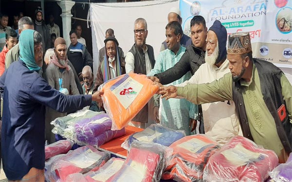 শীতবস্ত্র বিতরণ করছেন অতিথিরা