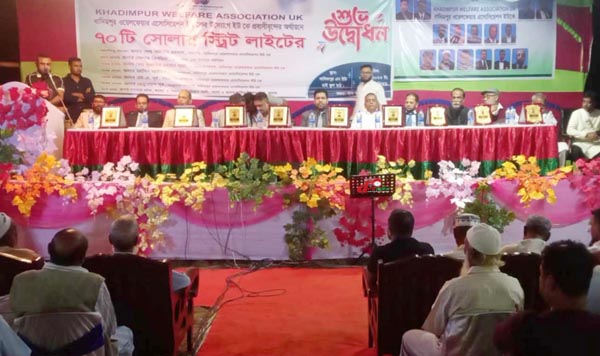 উদ্বোধন করছেন অতিথিরা।