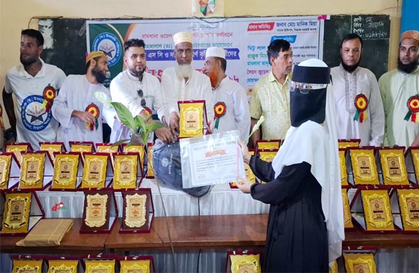 শিক্ষা উপকরণ ও সনদপত্র গ্রহণ করছেন শিক্ষার্থীরা