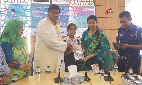 পুরস্কার বিতরণ করছেন নুনু মিয়াসহ অতিথিরা।