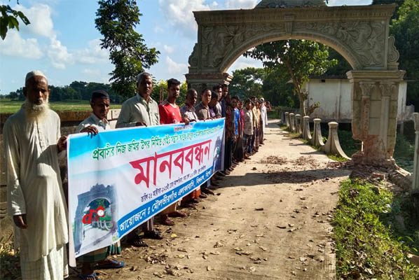 মনিববন্ধন কর্মসূচি পালন করছেন মৌলভীরগাঁওয়ের বাসিন্দারা।