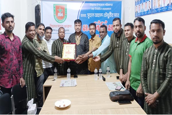 সম্মাননা ক্রেস্ট গ্রহণ করছেন উপজেলা চেয়ারম্যান সুহেল আহমদ চৌধুরী